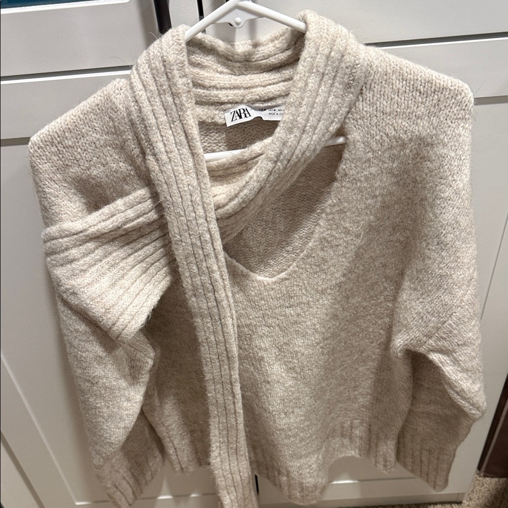 Zara Women's Beige V-Neck Sweater